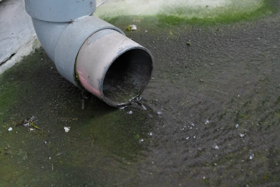 雨どいから地面に雨水を流していることで起こるトラブル