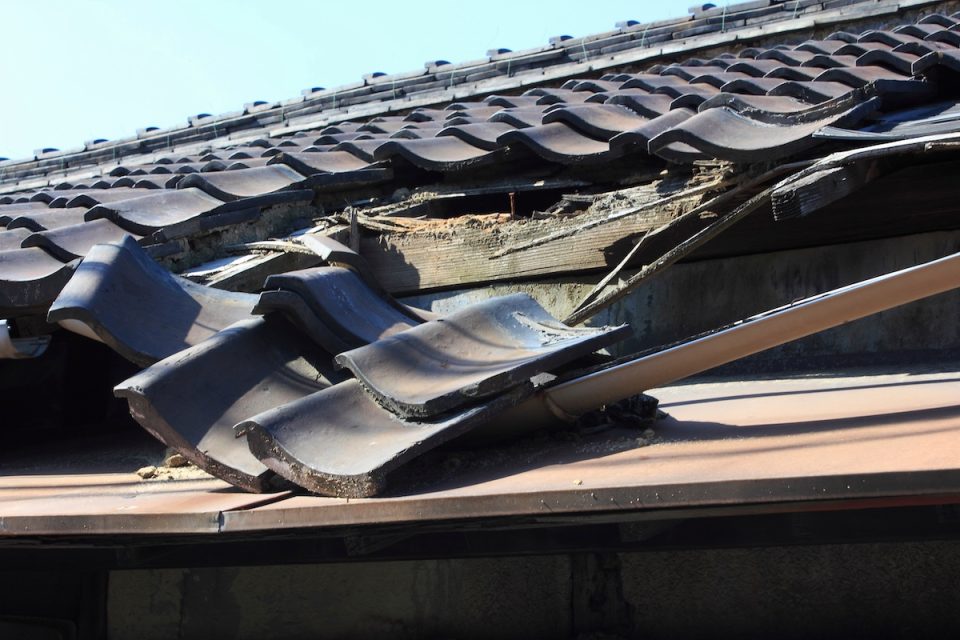 瓦が落下したときの対処法・火災保険の利用可否