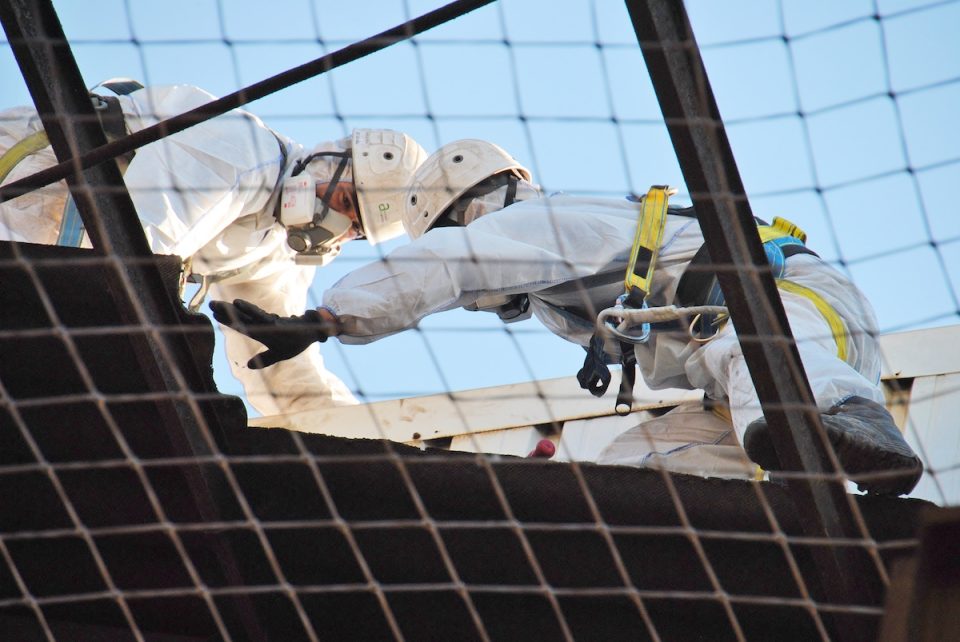 アスベスト含有スレート屋根の撤去とリフォーム方法